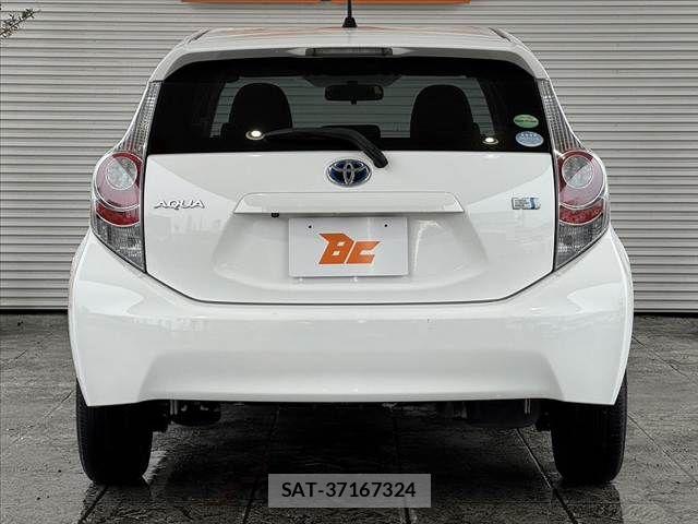 Toyota AQUA 2014-02 7249807-12