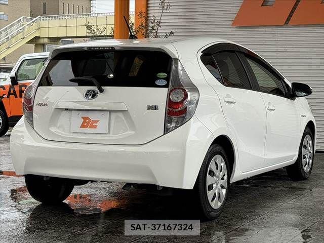 Toyota AQUA 2014-02 7249807-13
