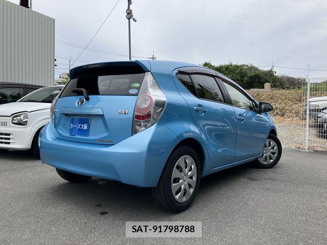 Toyota AQUA 2013-11 7271528-2