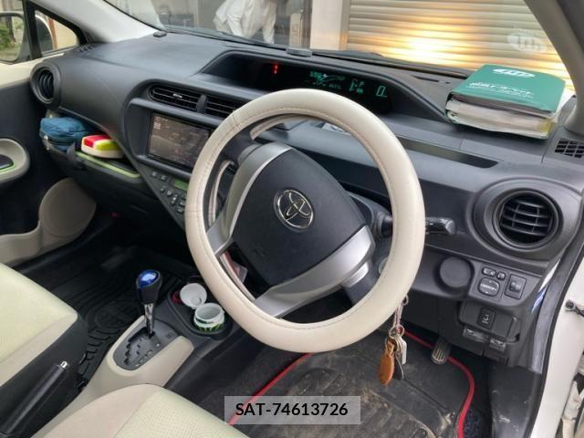 Toyota AQUA 2012-10 7271531-12