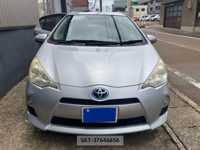 Toyota AQUA 2013-01 7325678-0