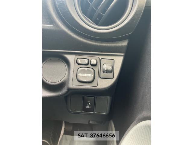Toyota AQUA 2013-01 7325678-14