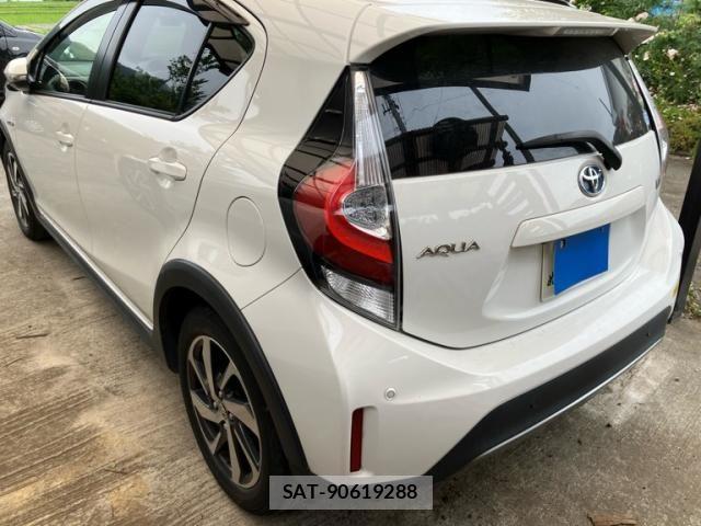 Toyota AQUA 2018-07 7325658-6