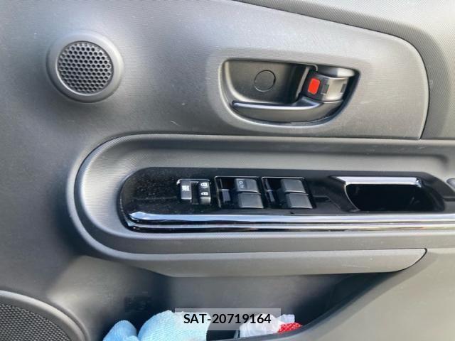 Toyota AQUA 2018-03 7356810-16