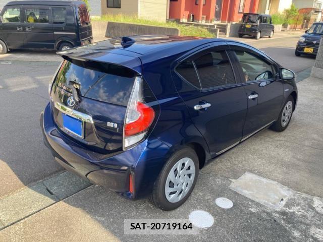 Toyota AQUA 2018-03 7356810-1