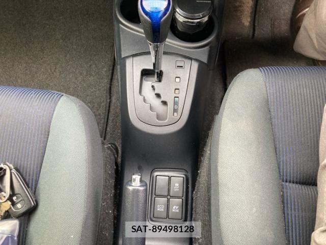 Toyota AQUA 2015-02 7356813-12