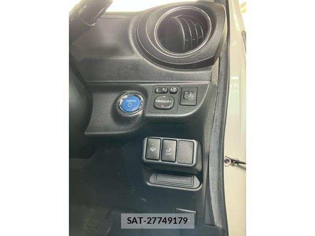 Toyota AQUA 2012-06 7356818-11