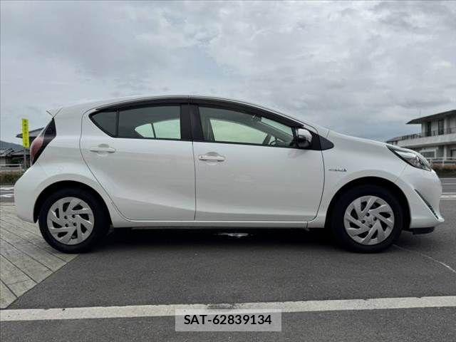 Toyota AQUA 2018-03 7356798-11