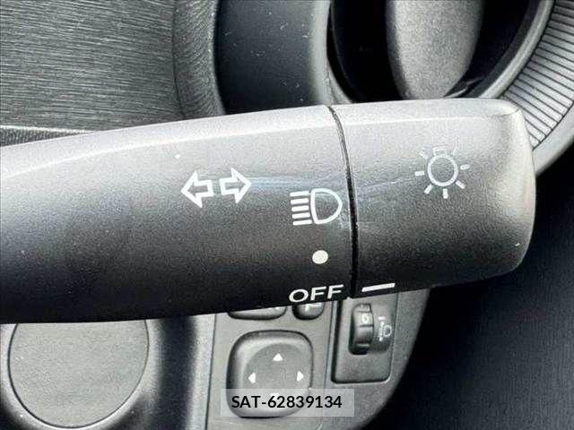 Toyota AQUA 2018-03 7356798-23