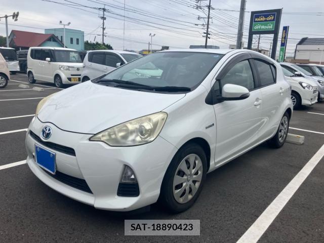 Toyota AQUA 2013-01 7356820-0