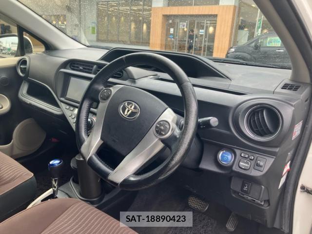 Toyota AQUA 2013-01 7356820-9