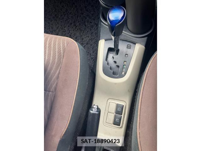 Toyota AQUA 2013-01 7356820-13