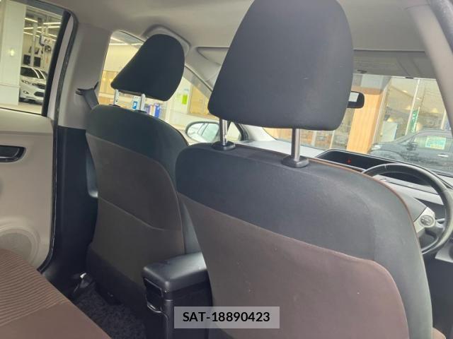 Toyota AQUA 2013-01 7356820-16