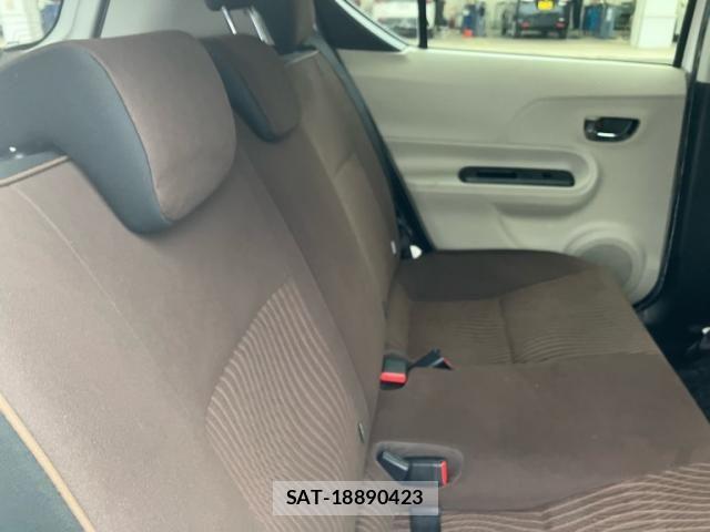 Toyota AQUA 2013-01 7356820-17