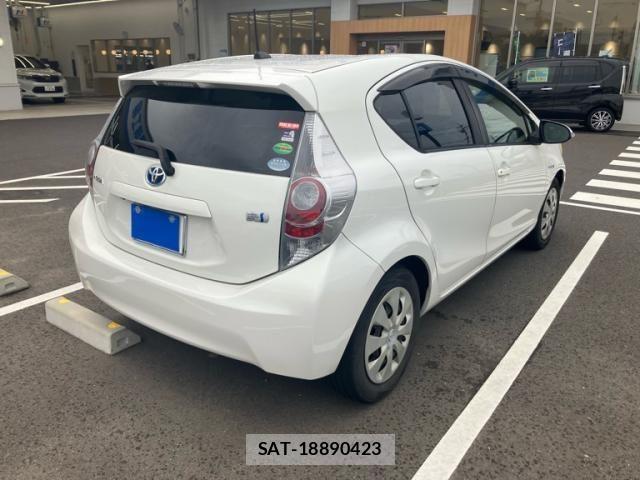 Toyota AQUA 2013-01 7356820-2