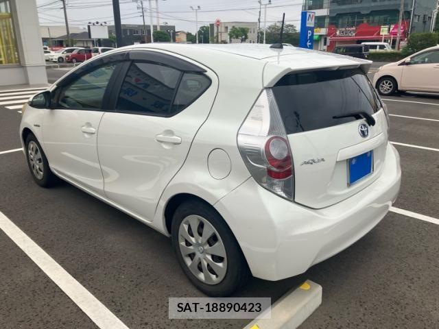 Toyota AQUA 2013-01 7356820-3