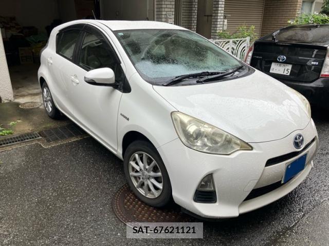Toyota AQUA 2013-02 7356816-0