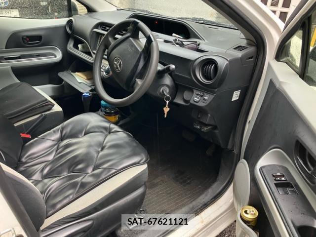 Toyota AQUA 2013-02 7356816-12