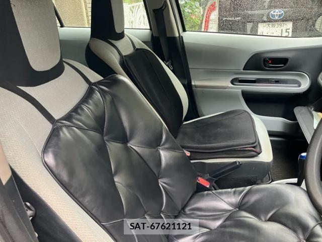 Toyota AQUA 2013-02 7356816-13