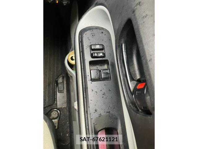Toyota AQUA 2013-02 7356816-15