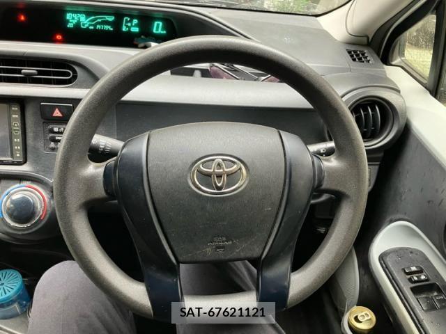 Toyota AQUA 2013-02 7356816-17