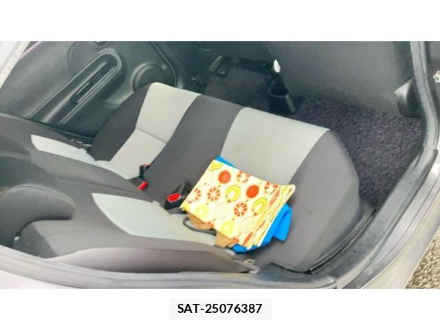 Toyota AQUA 2013-07 7356817-12