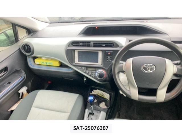 Toyota AQUA 2013-07 7356817-13