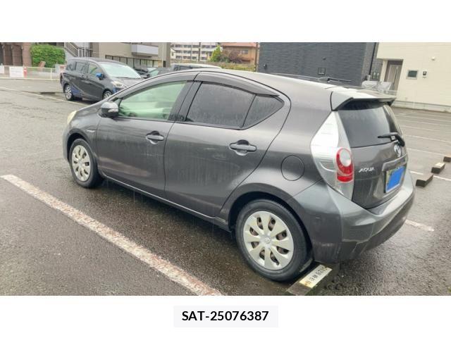Toyota AQUA 2013-07 7356817-2