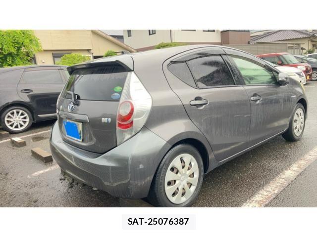Toyota AQUA 2013-07 7356817-3