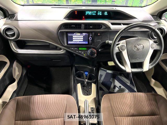 Toyota AQUA 2013-10 7356789-1