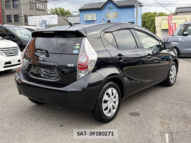 Toyota AQUA 2013-05 7356811-9