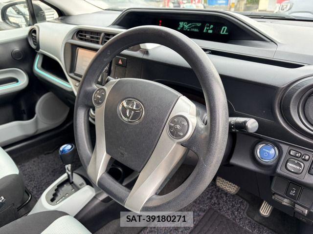Toyota AQUA 2013-05 7356811-17