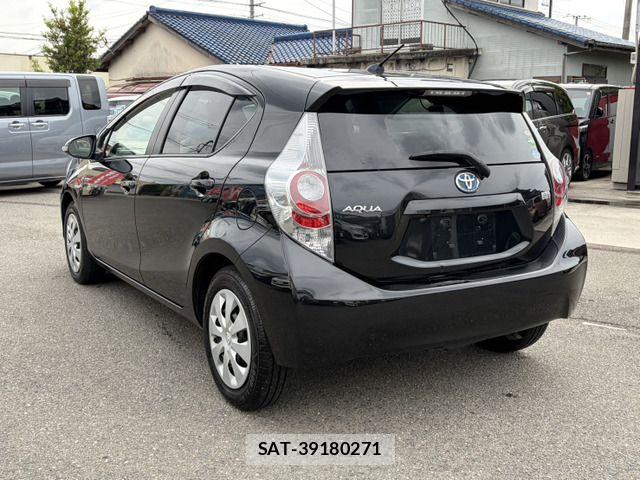 Toyota AQUA 2013-05 7356811-7