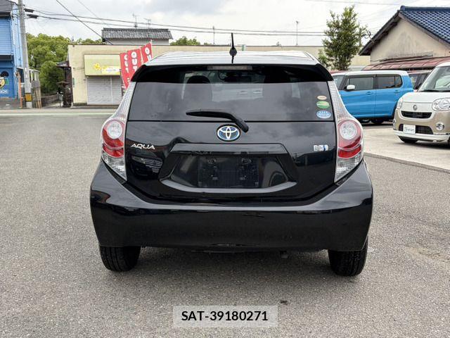 Toyota AQUA 2013-05 7356811-8