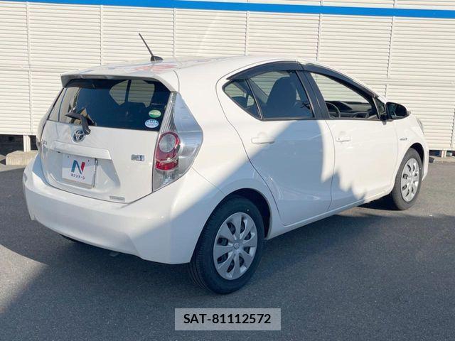 Toyota AQUA 2013-07 7356795-16