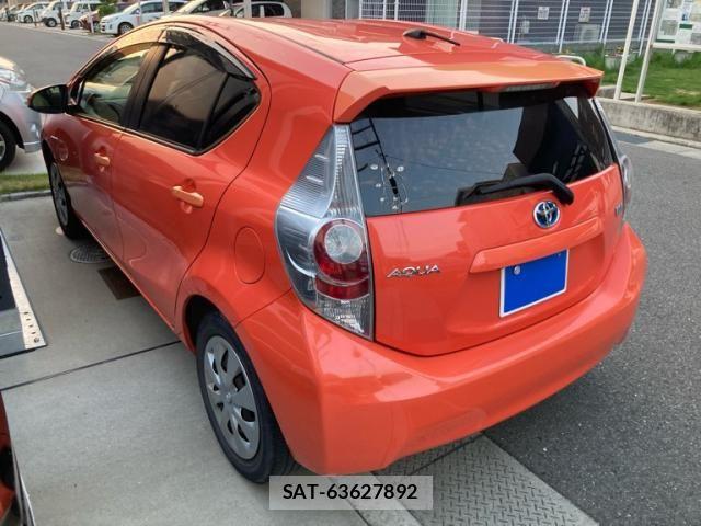 Toyota AQUA 2012-06 7452928-3