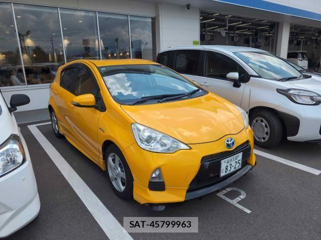 Toyota AQUA 2013-08 7452911-0