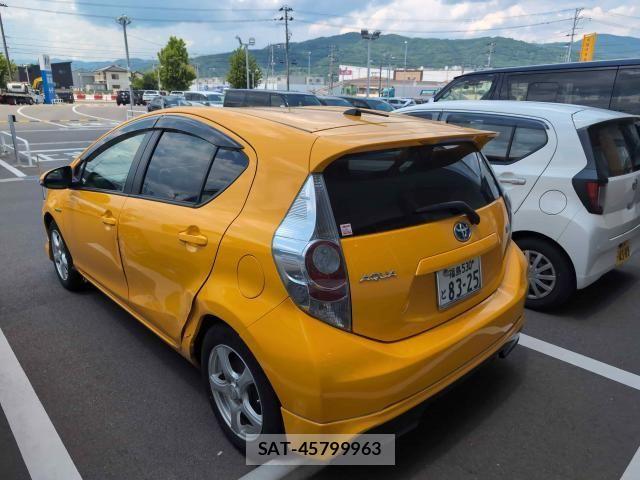 Toyota AQUA 2013-08 7452911-1
