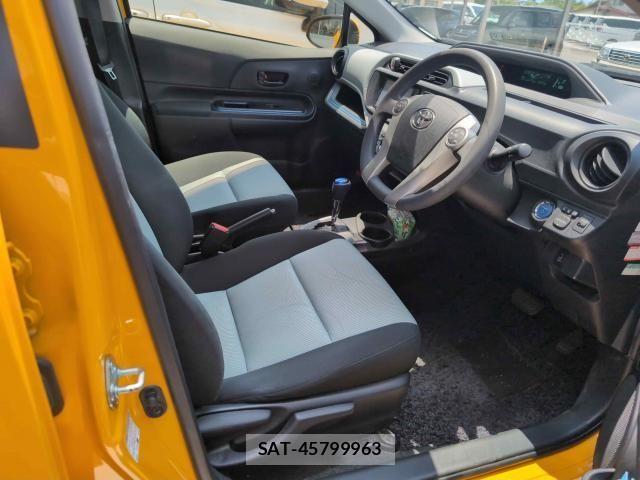 Toyota AQUA 2013-08 7452911-19