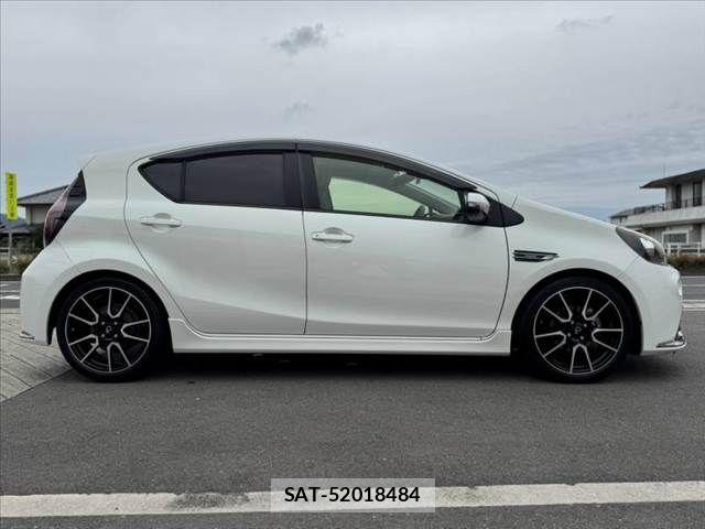 Toyota AQUA 2016-06 7452871-11
