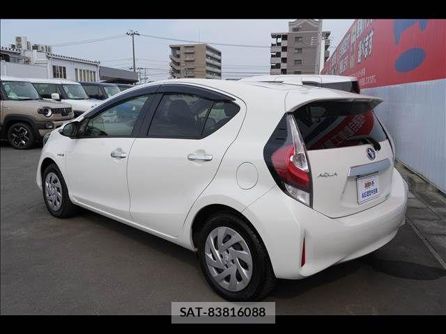 Toyota AQUA 2018-02 7452860-2