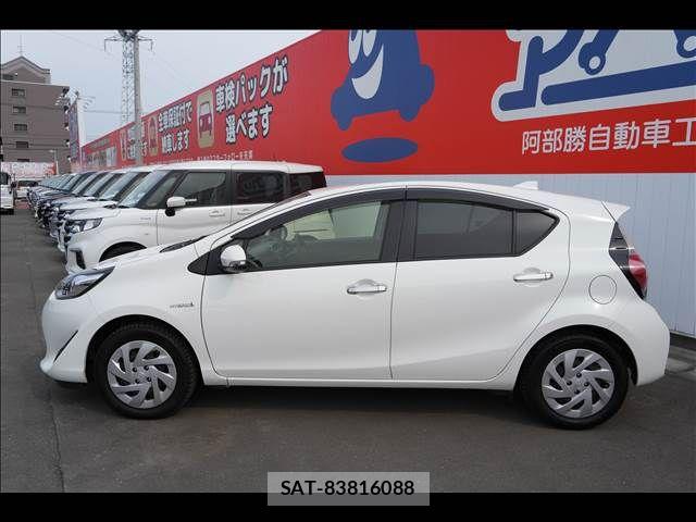 Toyota AQUA 2018-02 7452860-6