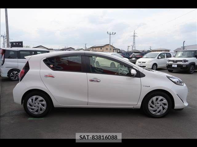 Toyota AQUA 2018-02 7452860-7