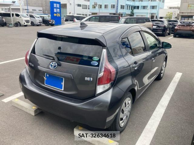 Toyota AQUA 2015-08 7452909-2