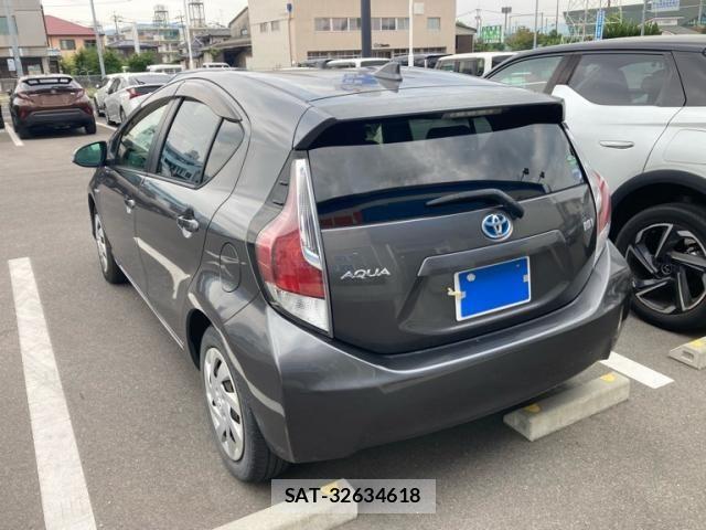 Toyota AQUA 2015-08 7452909-3