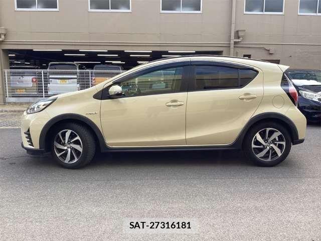 Toyota AQUA 2017-08 7452851-15