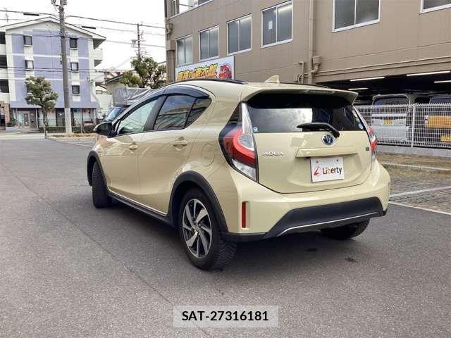Toyota AQUA 2017-08 7452851-16