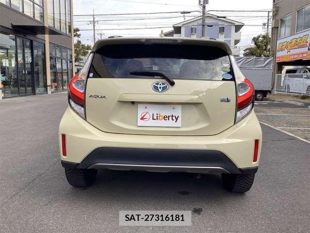 Toyota AQUA 2017-08 7452851-18