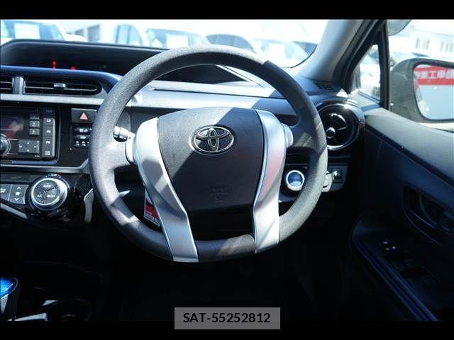 Toyota AQUA 2017-02 7452891-11