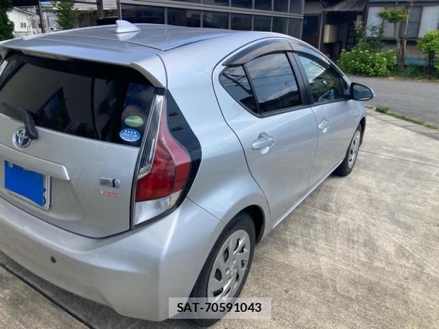 Toyota AQUA 2016-03 7452906-11